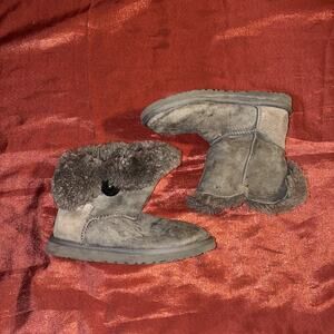 UGG Kids Grey Bailey Button Size 5 (5991T)
